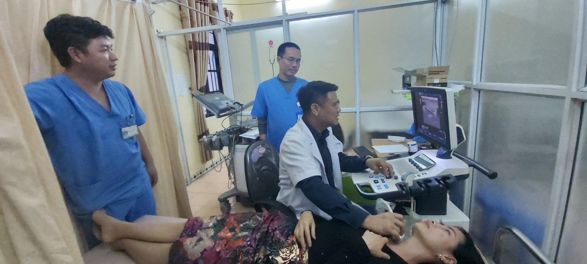 Bệnh viện đa khoa Sơn Tây phối hợp với chuyên gia của Bệnh viện TƯ Quân đội 108 triển khai kỹ thuật đốt sóng cao tần RF, điều trị u tuyến giáp không cần phẫu thuật