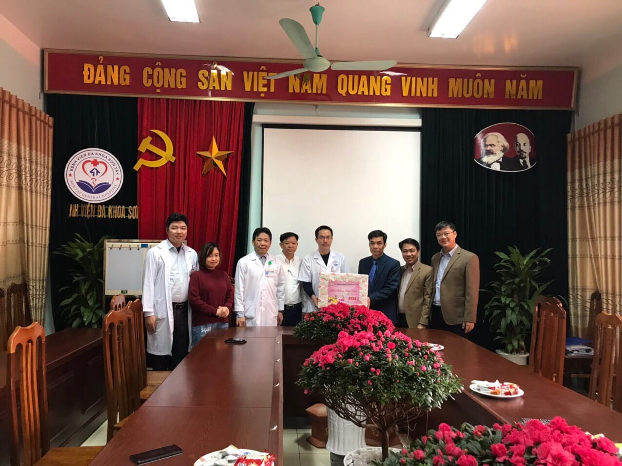 ĐỒNG CHÍ PHÓ BÍ THƯ THƯỜNG TRỰC THỊ ỦY SƠN TÂY THĂM VÀ CHÚC TẾT BỆNH VIỆN