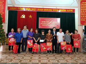 Tặng quà tết cho người nghèo