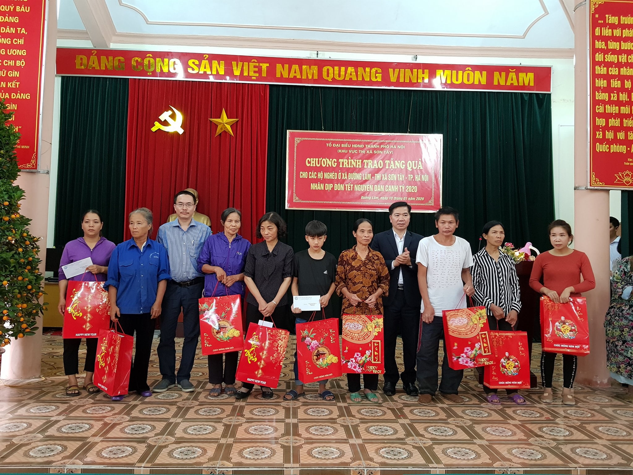 Tặng quà tết cho người nghèo