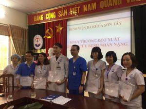 KHEN THƯỞNG ĐỘT XUẤT CHO KÍP MỔ BỆNH VIỆN ĐA KHOA SƠN TÂY ĐÃ CỨU SỐNG THÀNH CÔNG MỘT THAI NHI CÓ DÂY RAU BÁM MÀNG.