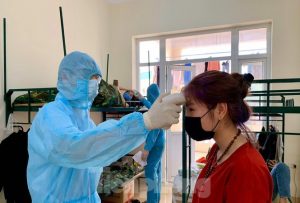 Ngày bận rộn của các bác sĩ sống trong khu cách ly Sơn Tây