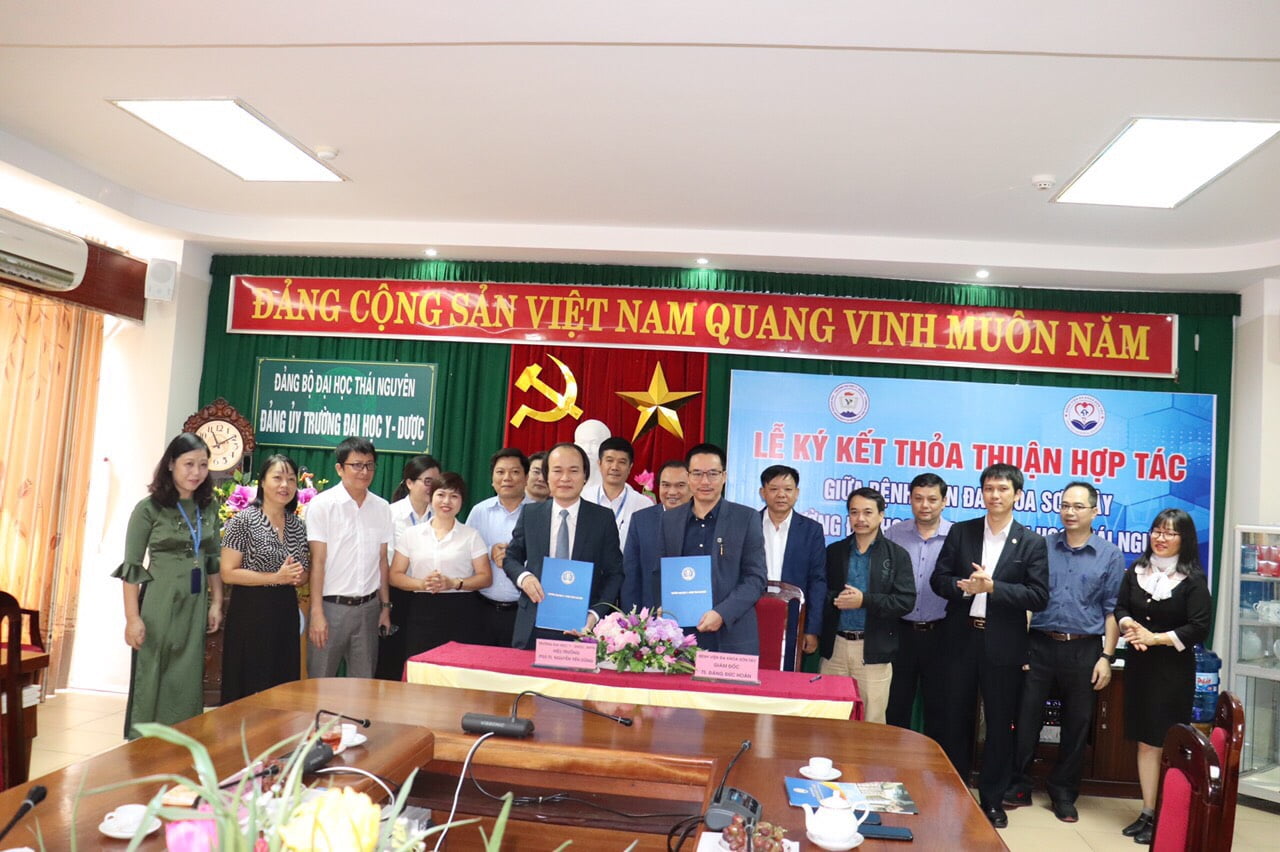 KÝ KẾT HỢP TÁC GIỮA BỆNH VIỆN ĐA KHOA SƠN TÂY VÀ TRƯỜNG ĐẠI HỌC Y DƯỢC THÁI NGUYÊN