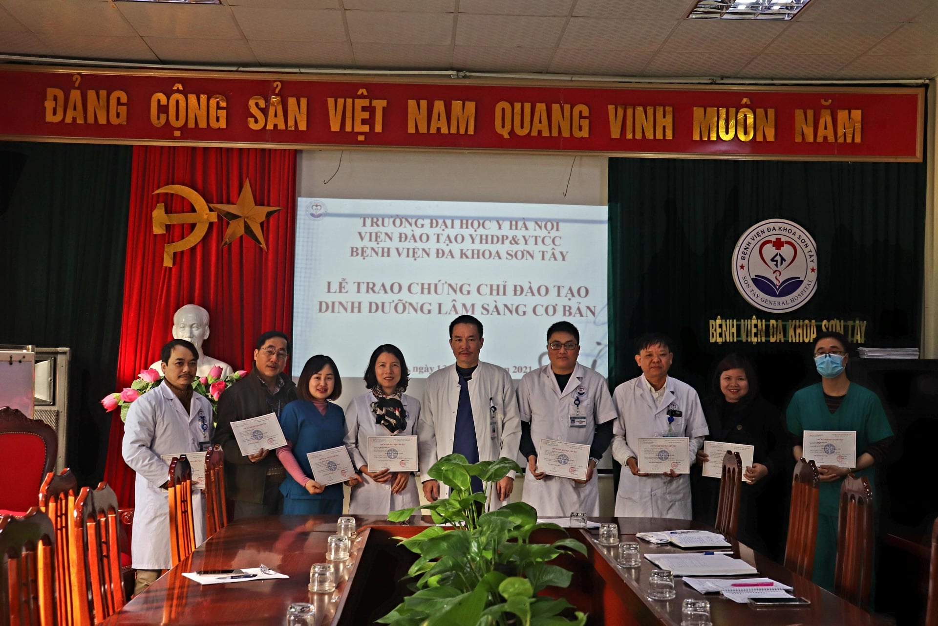 Bệnh viện Đa khoa Sơn Tây trao chứng chỉ dinh dưỡng lâm sàng cho 30 học viên tham gia khóa đào tạo “Dinh dưỡng lâm sàng cơ bản”