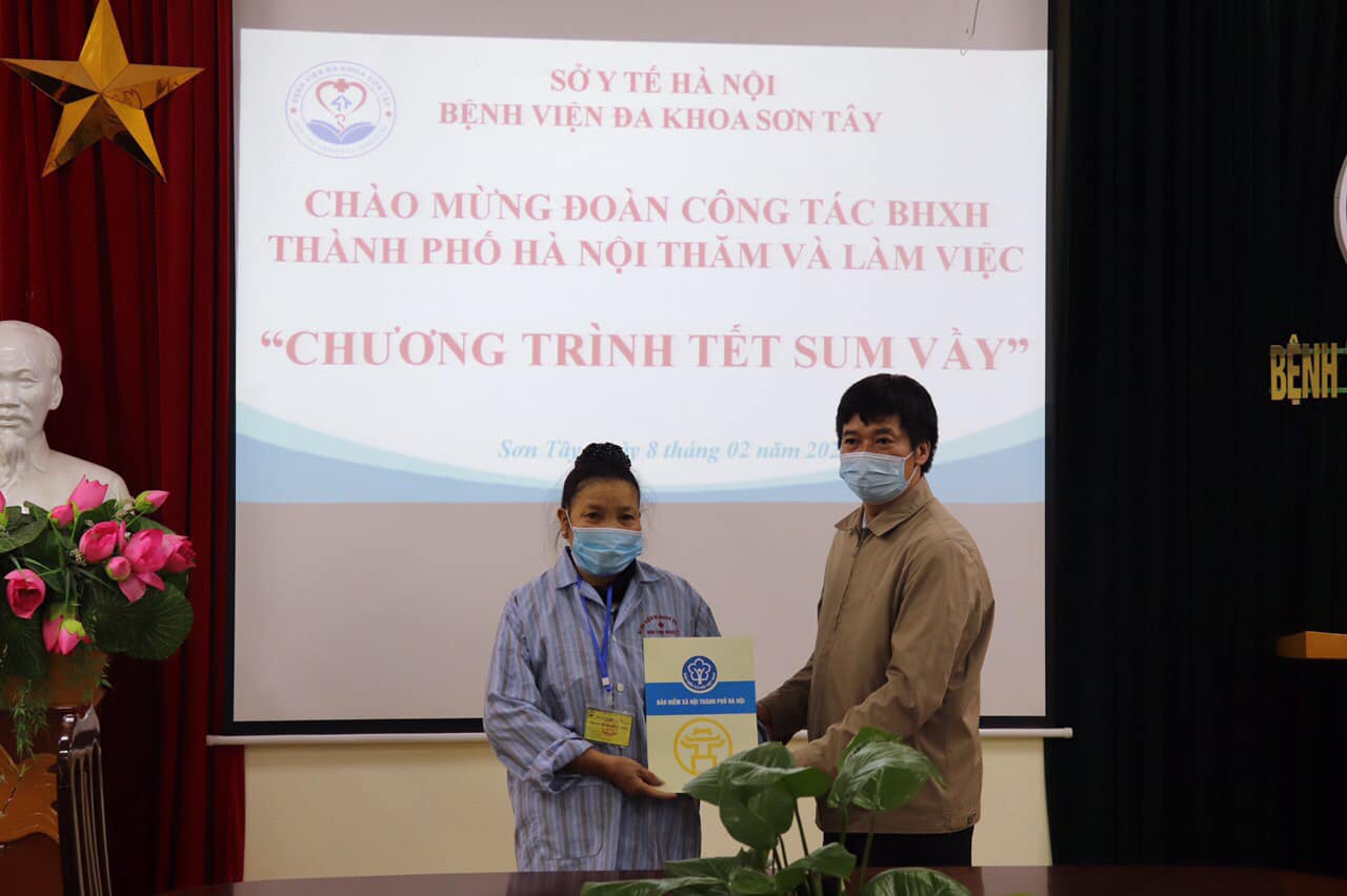 Lãnh đạo Bảo hiểm xã hội thành phố Hà Nội thăm, tặng quà Tết tới bệnh nhân bảo hiểm y tế.