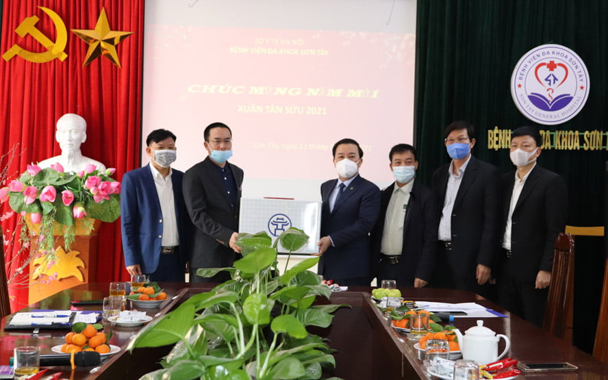 Lãnh đạo thành phố chúc Tết bệnh nhân, bác sĩ Bệnh viện Đa khoa Sơn Tây