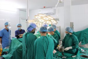 THAY KHỚP HÁNG NHÂN TẠO TRONG VÒNG 15 PHÚT CHO CỤ BÀ 85 TUỔI BỊ GÃY CỔ XƯƠNG ĐÙI DO TAI NẠN