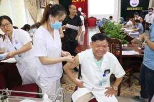 Cán bộ viên chức, người lao động Bệnh viện đa khoa Sơn Tây được tiêm vaccine phòng Covid-19