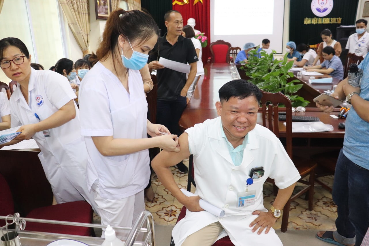 Cán bộ viên chức, người lao động Bệnh viện đa khoa Sơn Tây được tiêm vaccine phòng Covid-19