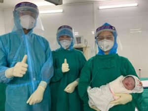 Bệnh viện đa khoa Sơn Tây đã đón em bé chào đời tại khu cách ly Covid-19  bằng phương pháp phẫu thuật.