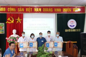 KHEN THƯỞNG ĐỘT XUẤT CÁC TẬP THỂ, CÁ NHÂN HOÀN THÀNH XUẤT SẮC NHIỆM VỤ TRONG CÔNG TÁC PHÒNG CHỐNG DỊCH COVID-19