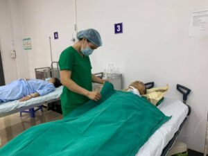 MỞ KHÍ QUẢN VÀ MỞ THÔNG DẠ DÀY NUÔI DƯỠNG CHO NGƯỜI BỆNH K AMIDAN ĐÃ HÓA, XẠ TRỊ.