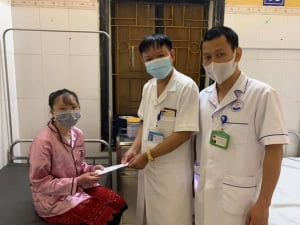 Lời cảm ơn nghẹn ngào không rõ tiếng kinh của bệnh nhân người dân tộc Hmong ngày ra viện.