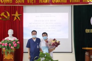 Trao quyết định bổ nhiệm chức vụ Phó trưởng phòng Điều dưỡng và bổ nhiệm lại chức vụ Trưởng khoa Khám bệnh.