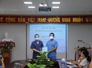 Khen thưởng cho các tập thể, cá nhân đã có thành tích trong triển khai kỹ thuật mới và phẫu thuật thành công cho nhiều trường hợp bệnh nhân trên dưới 100 tuổi bị gãy cổ xương đùi.