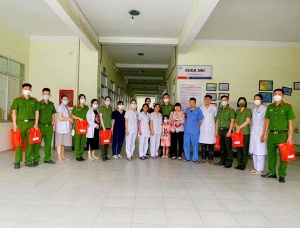 TRAO QUÀ CHO BỆNH NHI NHÂN NGÀY QUỐC TẾ THIẾU NHI 01/6