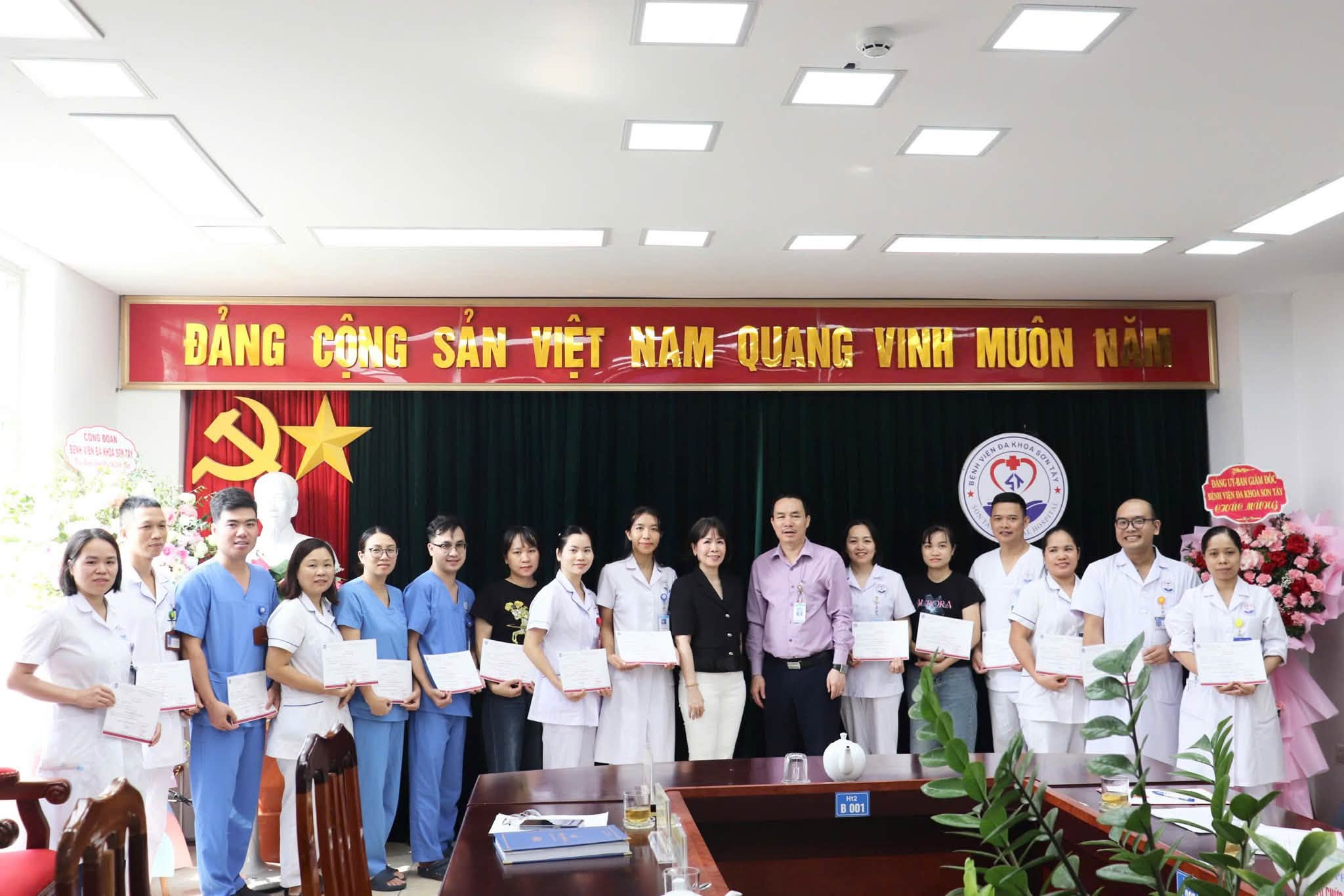 BỆNH VIỆN ĐA KHOA SƠN TÂY TỔ CHỨC LỄ TỔNG KẾT VÀ TRAO CHỨNG NHẬN KHÓA ĐÀO TẠO “NGHIÊN CỨU KHOA HỌC CƠ BẢN TRONG Y HỌC”