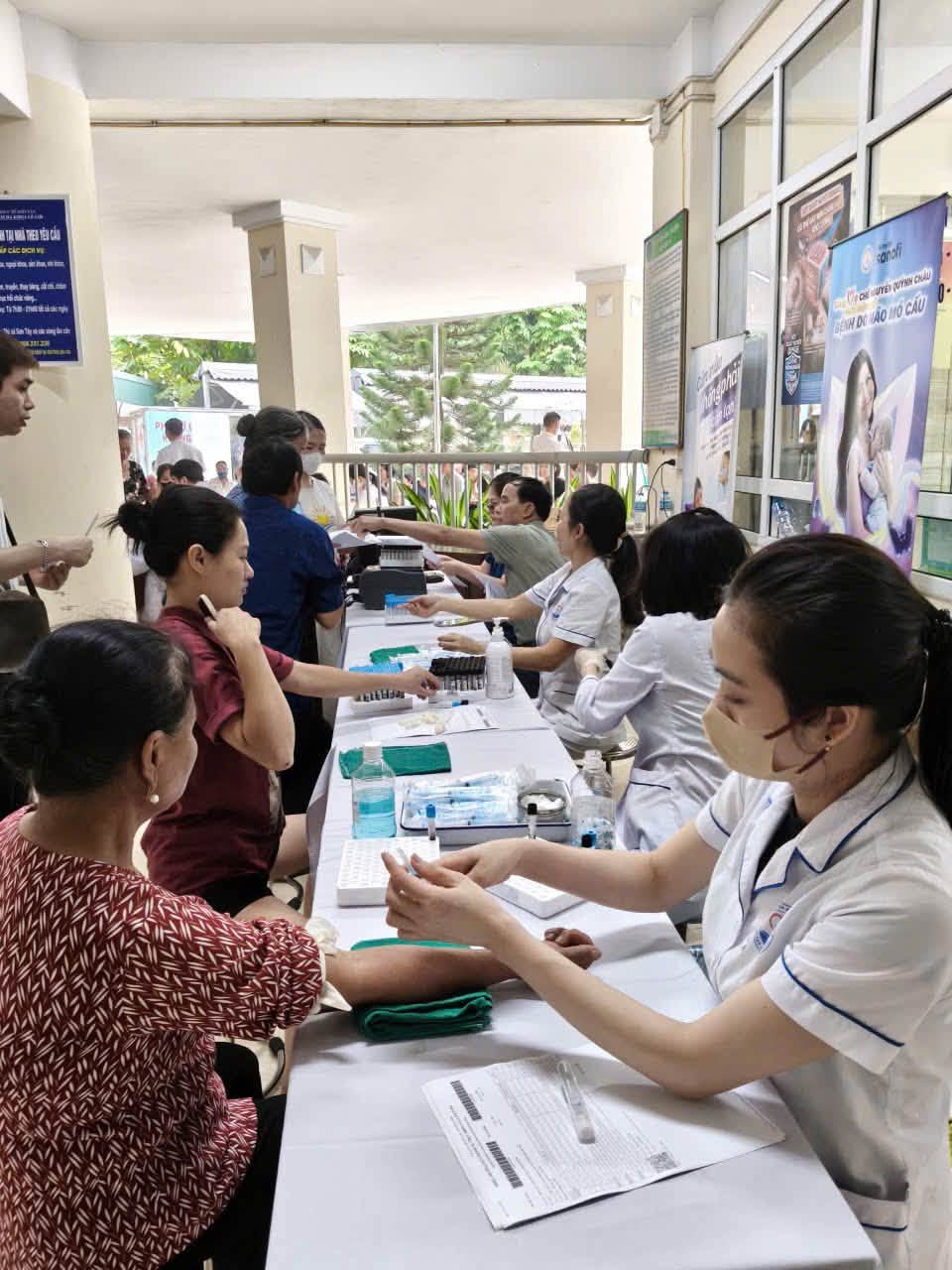 📣 NGAY LÚC NÀY: NGƯỜI DÂN ĐẾN KHÁM SỨC KHỎE ĐÔNG TẠI TRẠM Y TẾ PHƯỜNG SƠN TÂY